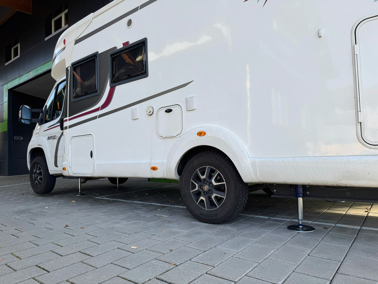 Der Camper steht gerade und stabil