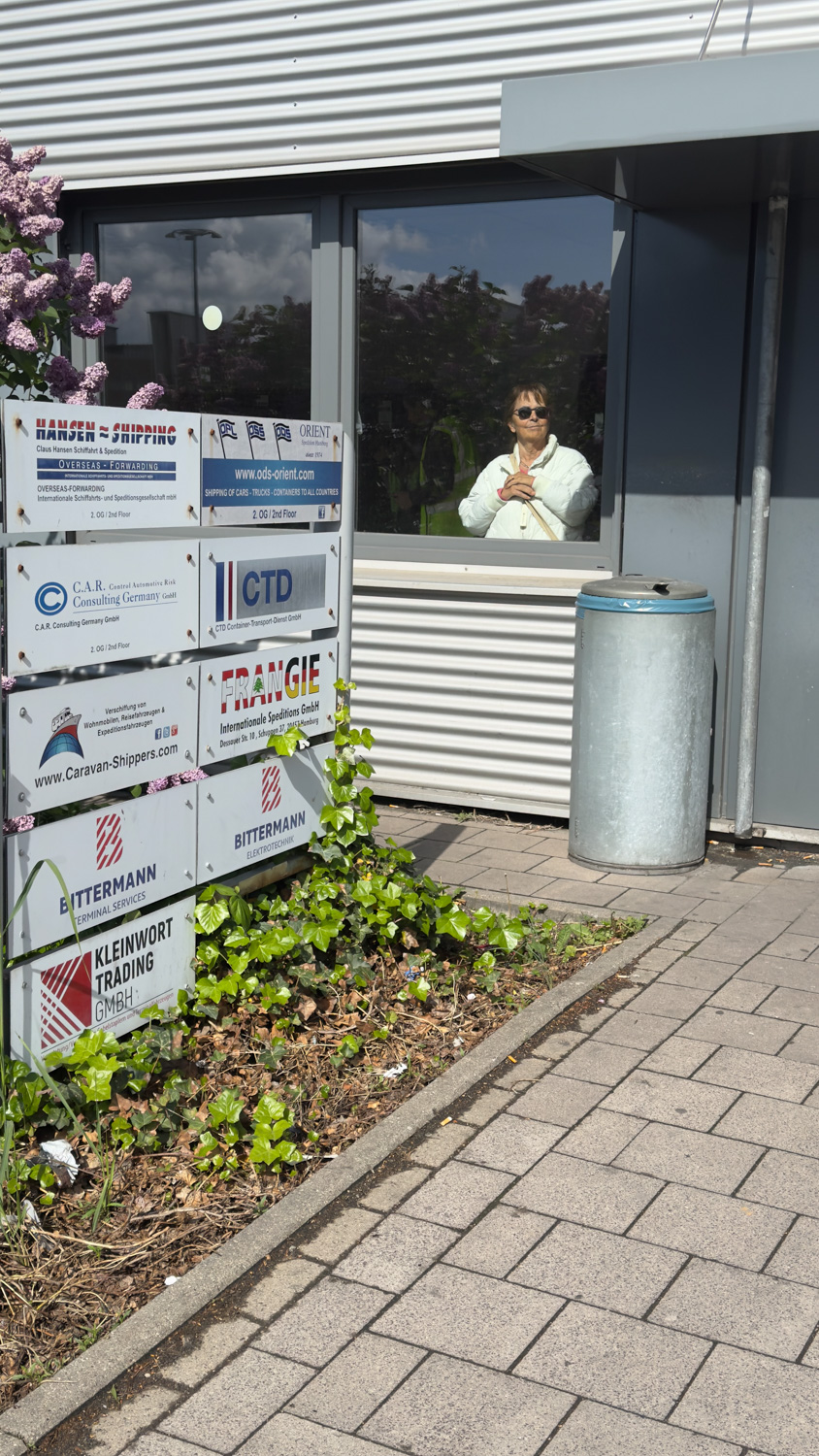 Elsbeth wartet an der Wärme