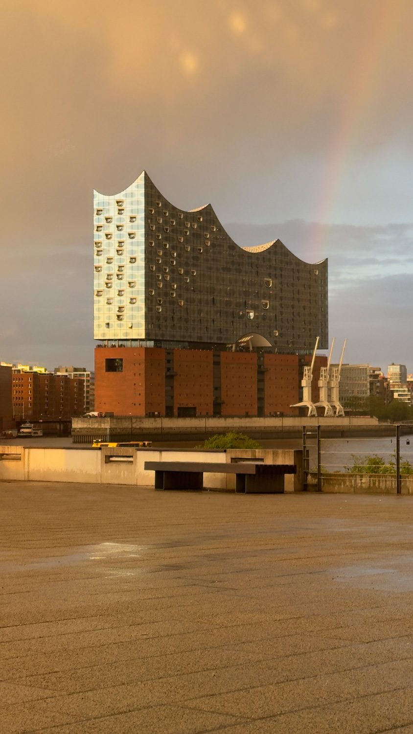 Elbphilharmonie im Licht des Sonnenuntergangs von der Musiaclinsel 